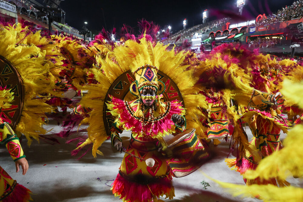 <p>Karneval u brazilskom gradu Rio de Žaneiro nastavio je tradiciju živopisnih plesova i boja, a škola sambe Viraduoro ponijela je titulu sa nastupom posvećenim njihovom legendarnom direktoru udaračke sekcije.</p>