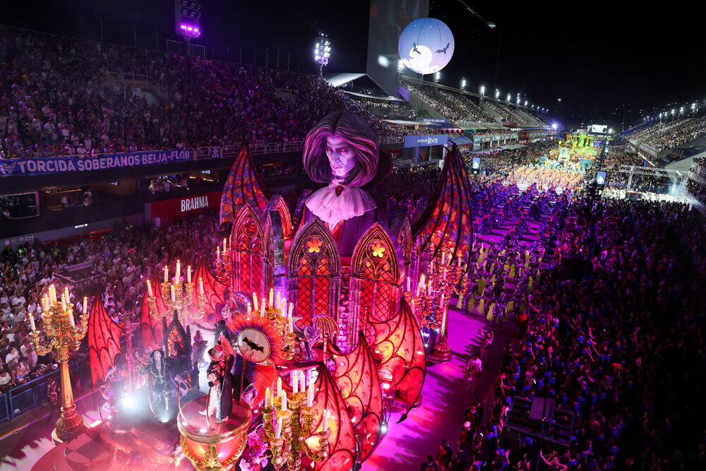 <p>Karneval u brazilskom gradu Rio de Žaneiro nastavio je tradiciju živopisnih plesova i boja, a škola sambe Viraduoro ponijela je titulu sa nastupom posvećenim njihovom legendarnom direktoru udaračke sekcije.</p>
