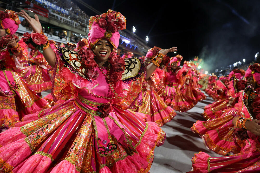 <p>Karneval u brazilskom gradu Rio de Žaneiro nastavio je tradiciju živopisnih plesova i boja, a škola sambe Viraduoro ponijela je titulu sa nastupom posvećenim njihovom legendarnom direktoru udaračke sekcije.</p>