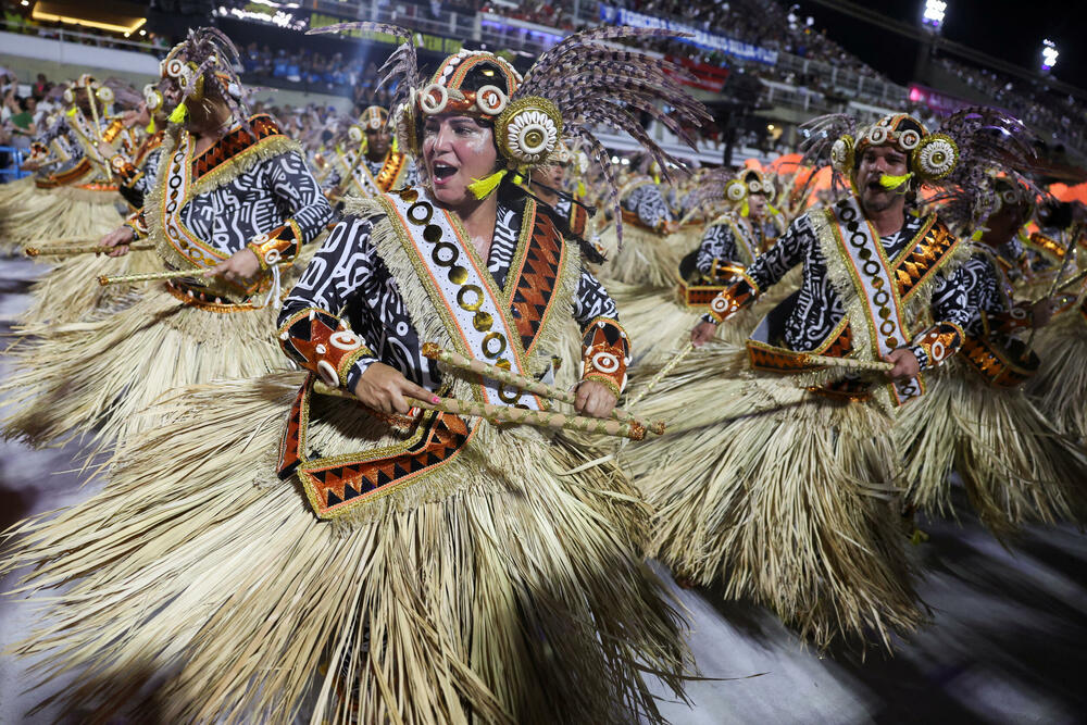<p>Karneval u brazilskom gradu Rio de Žaneiro nastavio je tradiciju živopisnih plesova i boja, a škola sambe Viraduoro ponijela je titulu sa nastupom posvećenim njihovom legendarnom direktoru udaračke sekcije.</p>