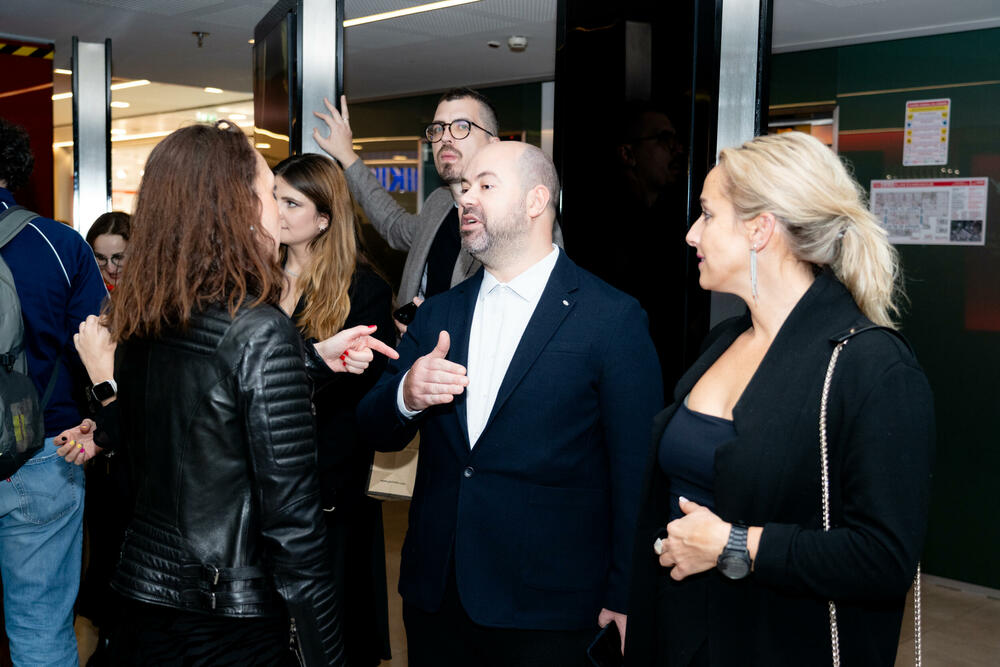 <p>Novo ostvarenje reditelja Nikole Vukčevića, nagrađivano širom svijeta, oduševilo publiku i rasprodalo dve premijerne projekcije</p>