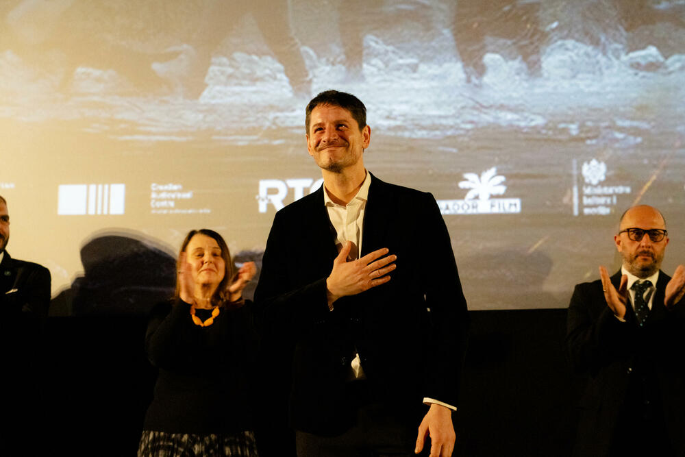 <p>Novo ostvarenje reditelja Nikole Vukčevića, nagrađivano širom svijeta, oduševilo publiku i rasprodalo dve premijerne projekcije</p>