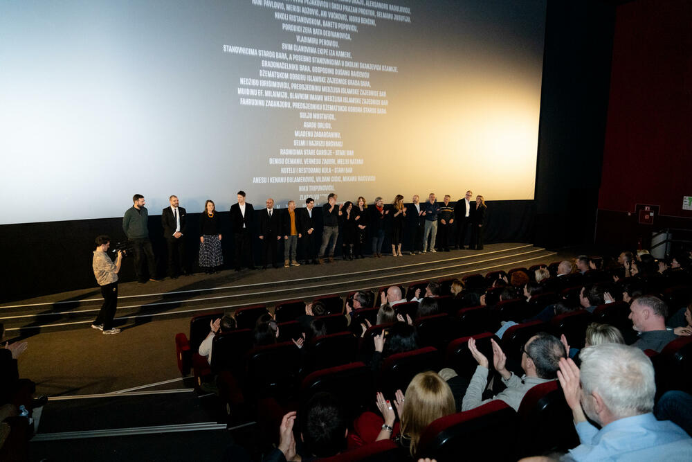 <p>Novo ostvarenje reditelja Nikole Vukčevića, nagrađivano širom svijeta, oduševilo publiku i rasprodalo dve premijerne projekcije</p>