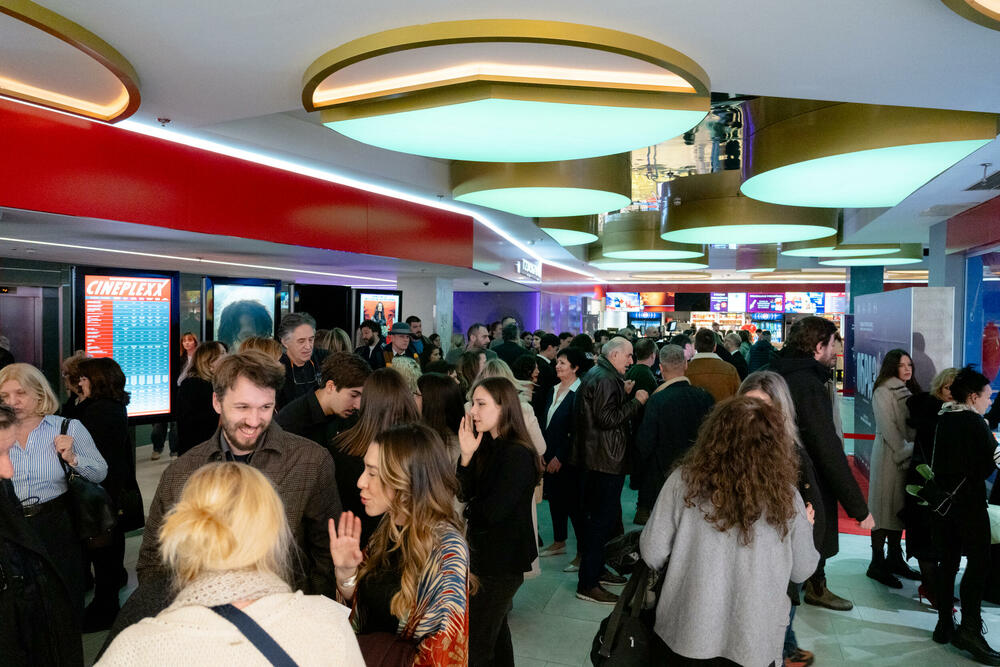 <p>Novo ostvarenje reditelja Nikole Vukčevića, nagrađivano širom svijeta, oduševilo publiku i rasprodalo dve premijerne projekcije</p>