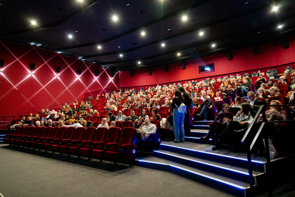 <p>Novo ostvarenje reditelja Nikole Vukčevića, nagrađivano širom svijeta, oduševilo publiku i rasprodalo dve premijerne projekcije</p>