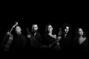 Usamljeni putnik luta zimskim pejzažom