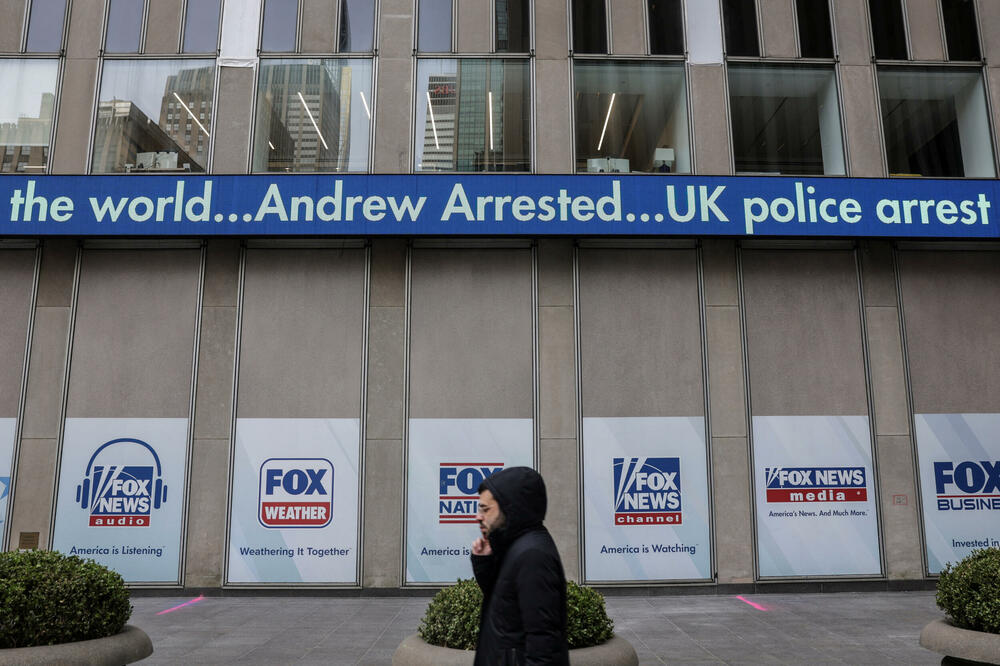 Na elektronskoj traci s vijestima ispred sjedišta Foks njuza piše: &ldquo;Endru uhapšen&rdquo;, Foto: Rojters