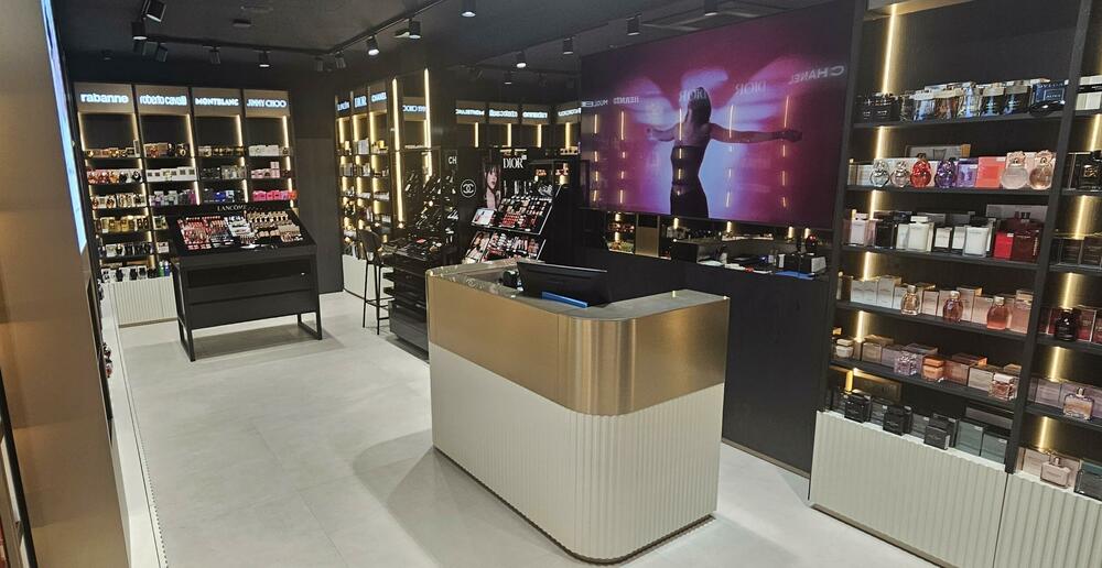 <p>Sa posebnim zadovoljstvom želimo da vas obavijestimo da je <strong>BAR-KOD Parfimerija </strong>od sada otvorena i u Tivtu, donoseći novu dimenziju luksuza i vrhunskog beauty iskustva na crnogorsko primorje.</p>