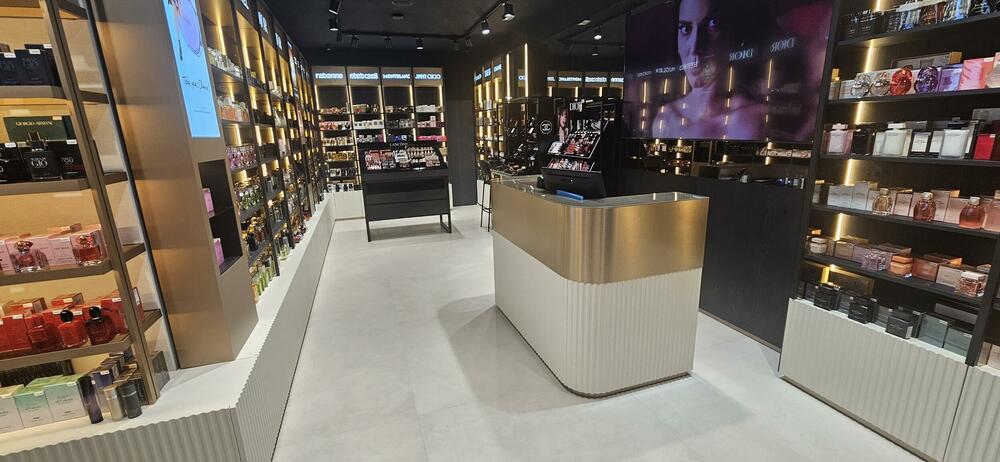 <p>Sa posebnim zadovoljstvom želimo da vas obavijestimo da je <strong>BAR-KOD Parfimerija </strong>od sada otvorena i u Tivtu, donoseći novu dimenziju luksuza i vrhunskog beauty iskustva na crnogorsko primorje.</p>