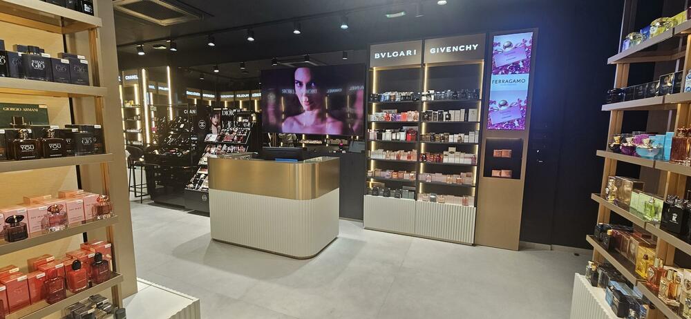 <p>Sa posebnim zadovoljstvom želimo da vas obavijestimo da je <strong>BAR-KOD Parfimerija </strong>od sada otvorena i u Tivtu, donoseći novu dimenziju luksuza i vrhunskog beauty iskustva na crnogorsko primorje.</p>