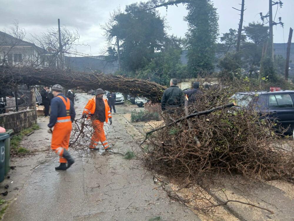 <p>Pretpostavlja se da je uzrok štete bila pojava "pijavice" - vrtložnog strujanja olujnog vjetra nalik svojevrsnom mini-tornadu</p>
