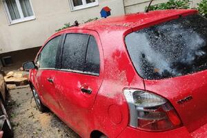 Uklonjeno oboreno stablo u Bulevaru Ivana Crnojevića, oštećen...