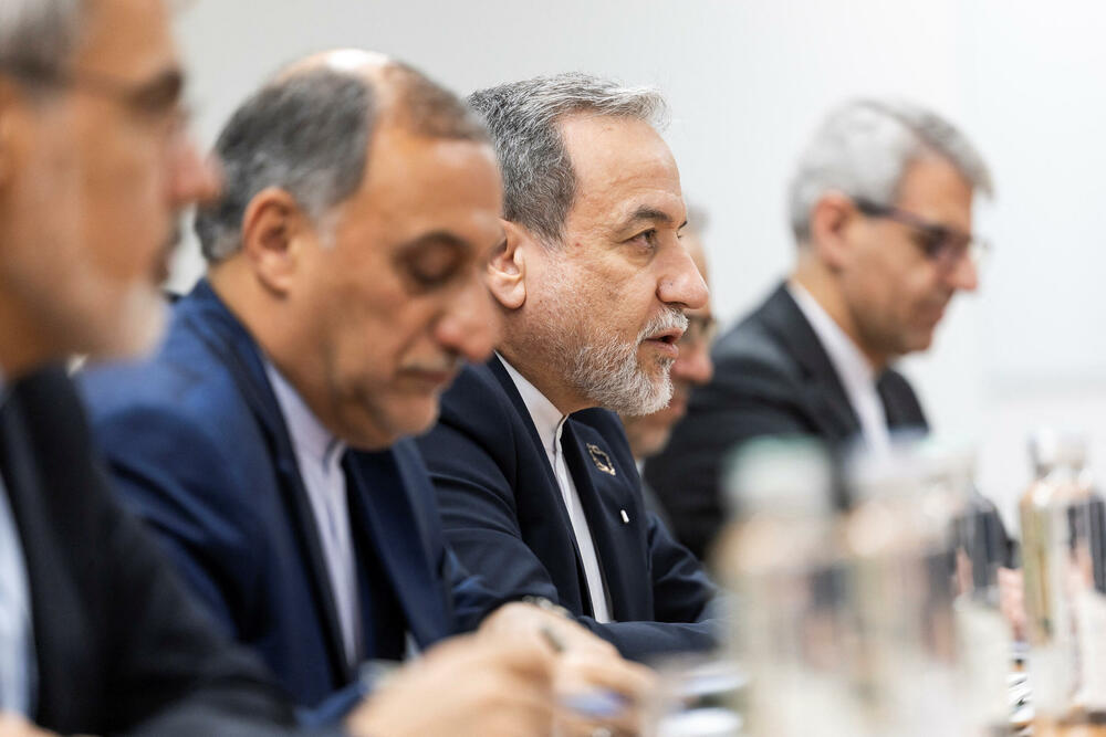 Iranska delegacija na čelu sa šefom diplomatije Abasom Aragčijem na pregovorima u Ženevi 17. februara