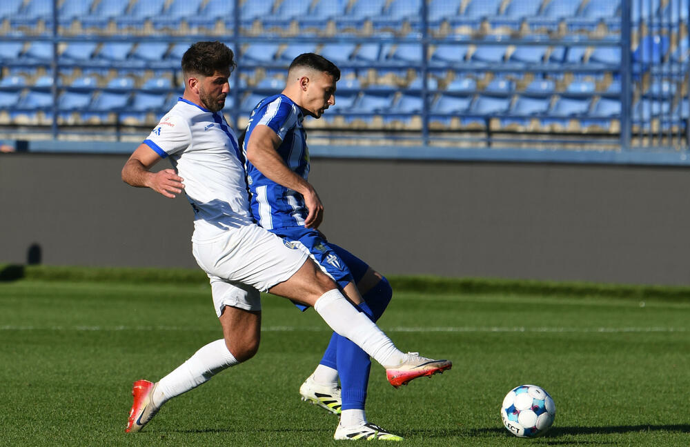 <p>Naderalan ambijent u najvećem crnogorskom derbiju, "varvari" sa zapada, iz blizine vrijeđali čelnlike kluba, na terenu zaslužena pobjeda Budućnosti protiv Sutjeske - 2:1</p>