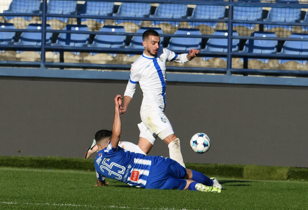 <p>Naderalan ambijent u najvećem crnogorskom derbiju, "varvari" sa zapada, iz blizine vrijeđali čelnlike kluba, na terenu zaslužena pobjeda Budućnosti protiv Sutjeske - 2:1</p>