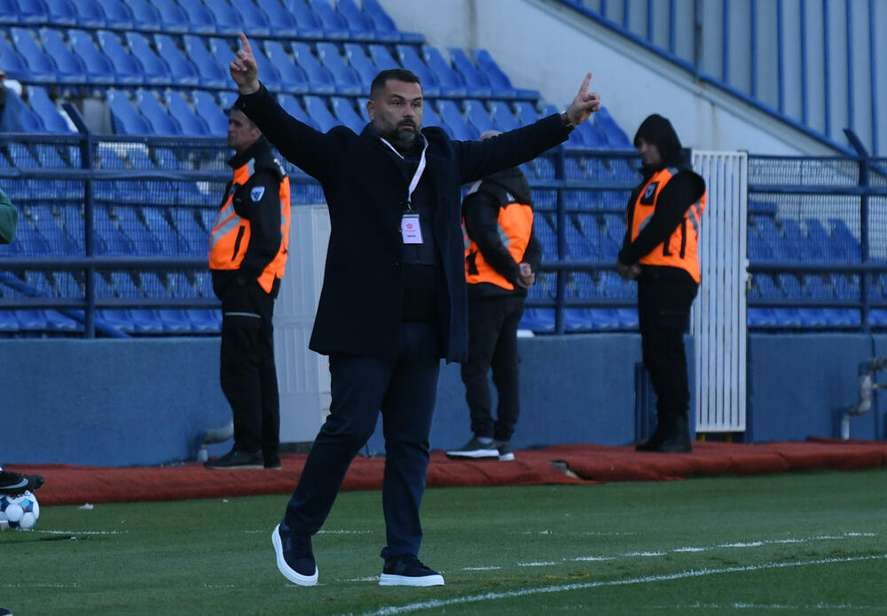 <p>Naderalan ambijent u najvećem crnogorskom derbiju, "varvari" sa zapada, iz blizine vrijeđali čelnlike kluba, na terenu zaslužena pobjeda Budućnosti protiv Sutjeske - 2:1</p>