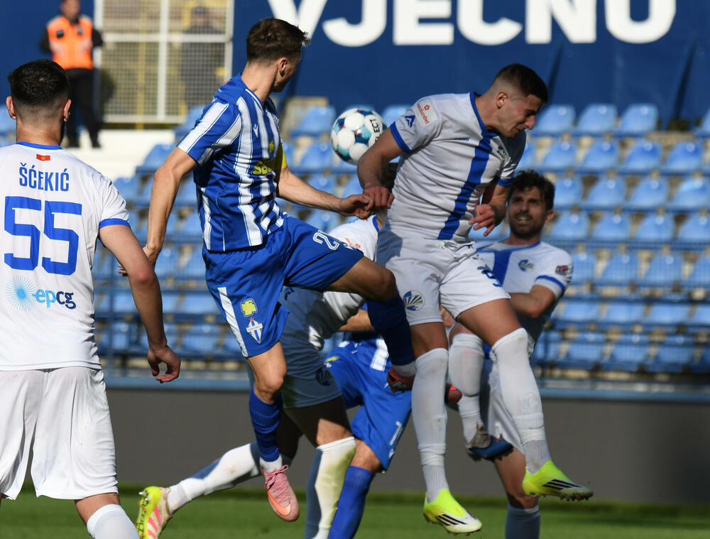 <p>Naderalan ambijent u najvećem crnogorskom derbiju, "varvari" sa zapada, iz blizine vrijeđali čelnlike kluba, na terenu zaslužena pobjeda Budućnosti protiv Sutjeske - 2:1</p>