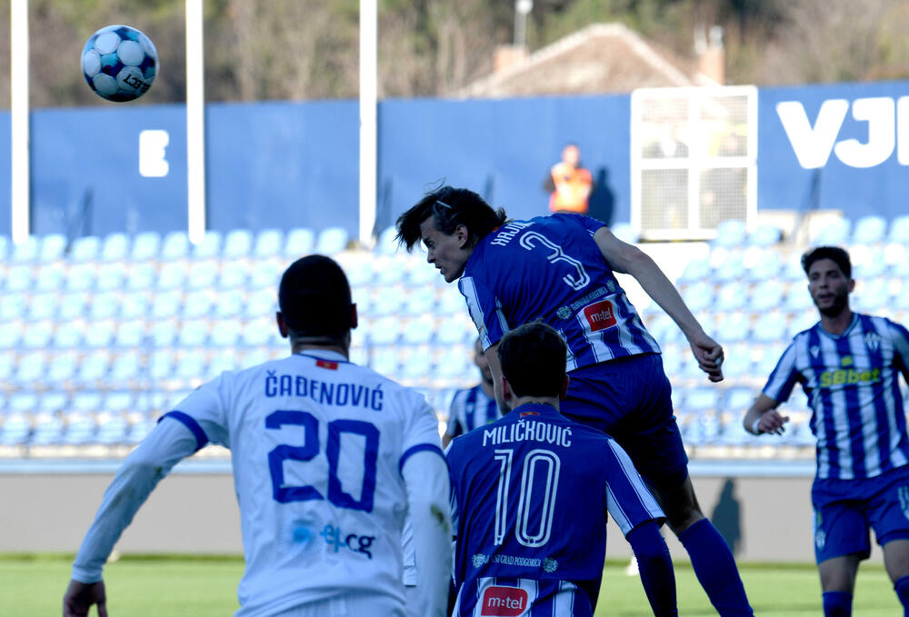 <p>Naderalan ambijent u najvećem crnogorskom derbiju, "varvari" sa zapada, iz blizine vrijeđali čelnlike kluba, na terenu zaslužena pobjeda Budućnosti protiv Sutjeske - 2:1</p>