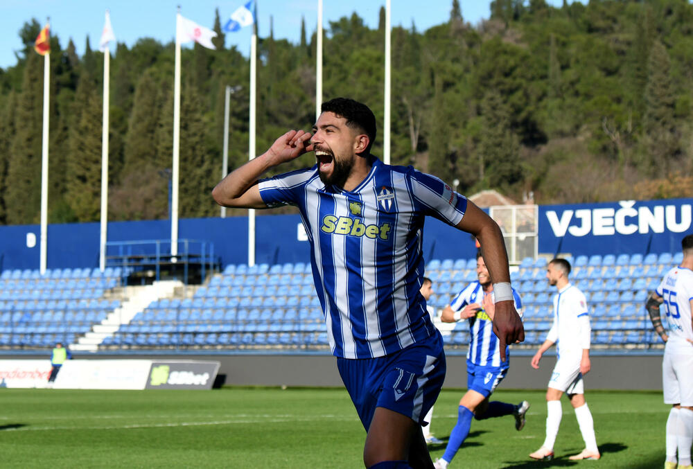 <p>Naderalan ambijent u najvećem crnogorskom derbiju, "varvari" sa zapada, iz blizine vrijeđali čelnlike kluba, na terenu zaslužena pobjeda Budućnosti protiv Sutjeske - 2:1</p>