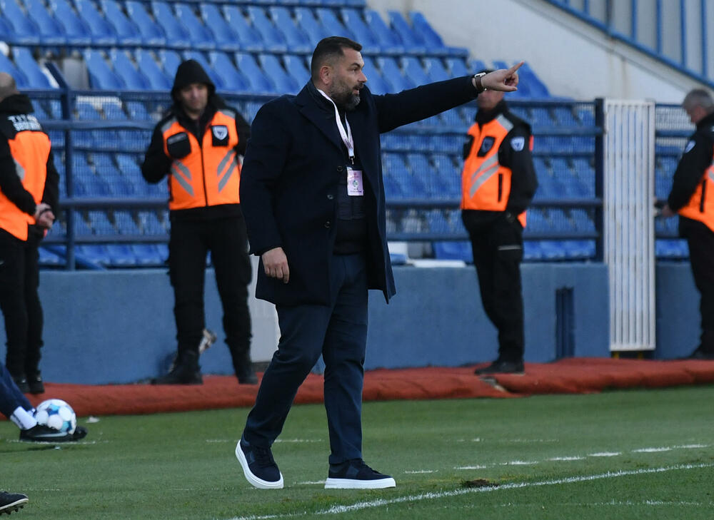 <p>Naderalan ambijent u najvećem crnogorskom derbiju, "varvari" sa zapada, iz blizine vrijeđali čelnlike kluba, na terenu zaslužena pobjeda Budućnosti protiv Sutjeske - 2:1</p>