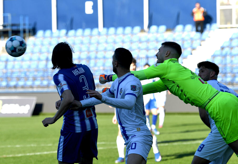 <p>Naderalan ambijent u najvećem crnogorskom derbiju, "varvari" sa zapada, iz blizine vrijeđali čelnlike kluba, na terenu zaslužena pobjeda Budućnosti protiv Sutjeske - 2:1</p>