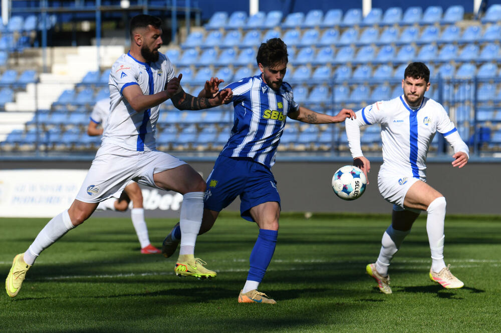 <p>Naderalan ambijent u najvećem crnogorskom derbiju, "varvari" sa zapada, iz blizine vrijeđali čelnlike kluba, na terenu zaslužena pobjeda Budućnosti protiv Sutjeske - 2:1</p>