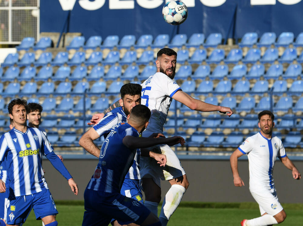 <p>Naderalan ambijent u najvećem crnogorskom derbiju, "varvari" sa zapada, iz blizine vrijeđali čelnlike kluba, na terenu zaslužena pobjeda Budućnosti protiv Sutjeske - 2:1</p>