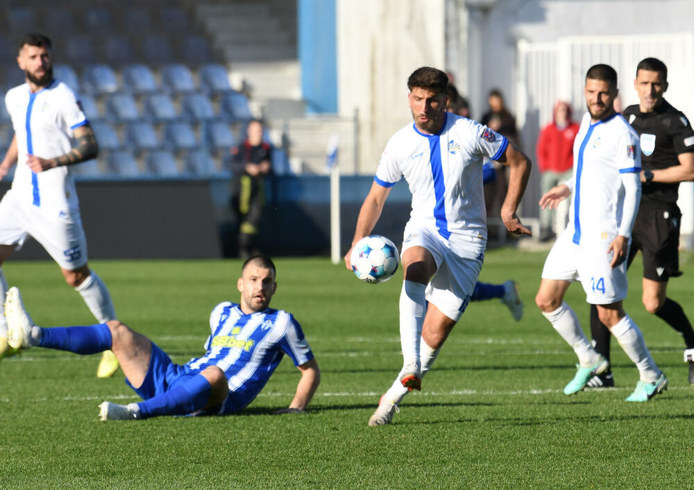 <p>Naderalan ambijent u najvećem crnogorskom derbiju, "varvari" sa zapada, iz blizine vrijeđali čelnlike kluba, na terenu zaslužena pobjeda Budućnosti protiv Sutjeske - 2:1</p>