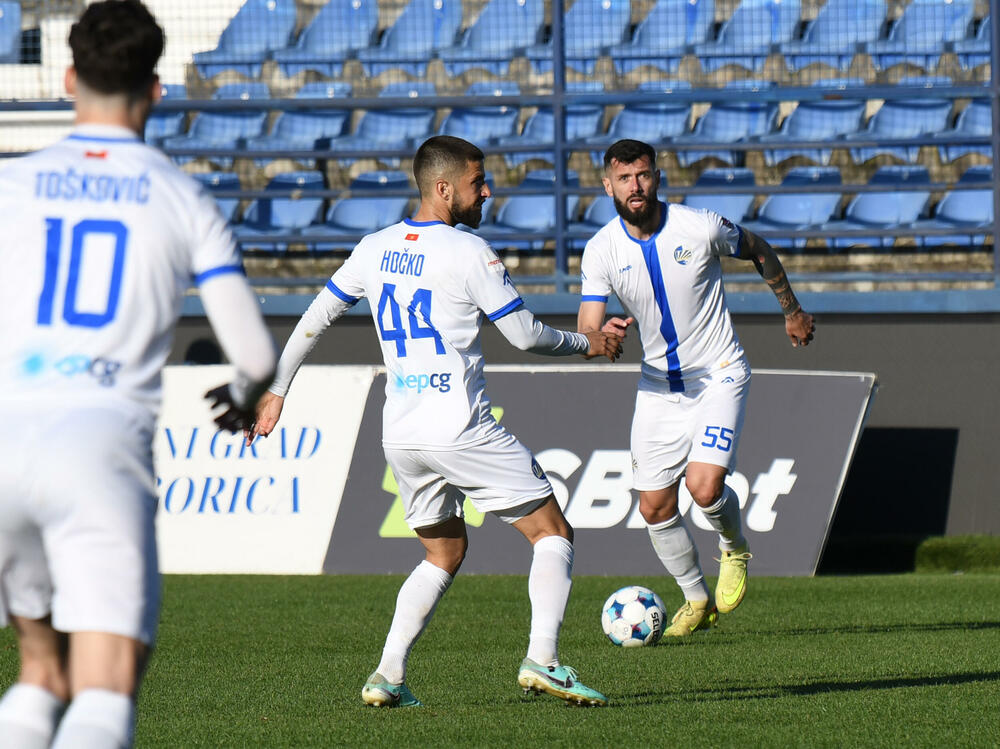 <p>Naderalan ambijent u najvećem crnogorskom derbiju, "varvari" sa zapada, iz blizine vrijeđali čelnlike kluba, na terenu zaslužena pobjeda Budućnosti protiv Sutjeske - 2:1</p>