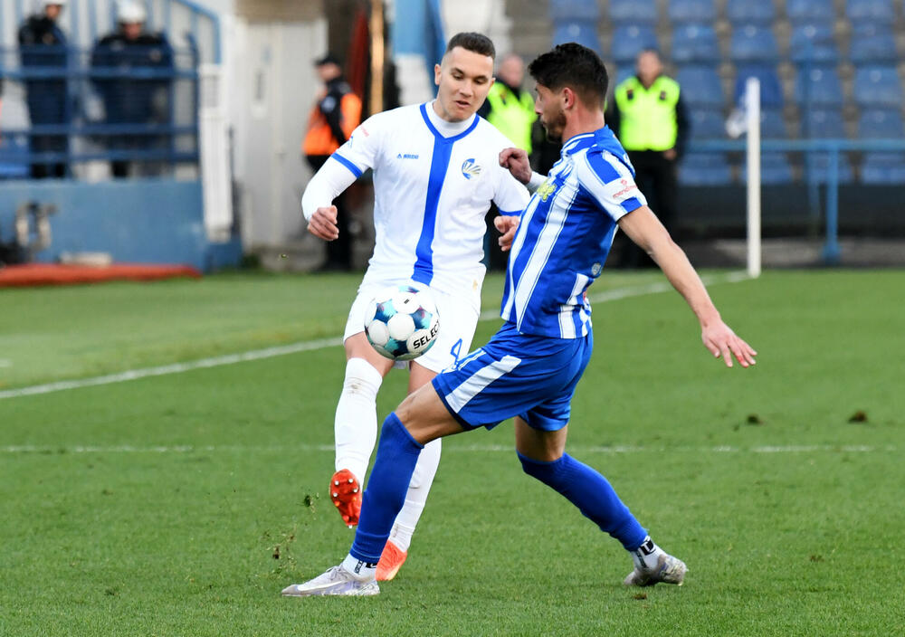 <p>Naderalan ambijent u najvećem crnogorskom derbiju, "varvari" sa zapada, iz blizine vrijeđali čelnlike kluba, na terenu zaslužena pobjeda Budućnosti protiv Sutjeske - 2:1</p>