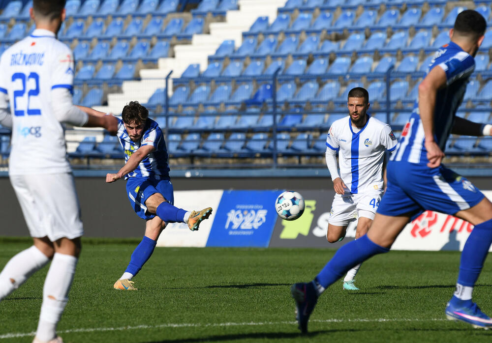 <p>Naderalan ambijent u najvećem crnogorskom derbiju, "varvari" sa zapada, iz blizine vrijeđali čelnlike kluba, na terenu zaslužena pobjeda Budućnosti protiv Sutjeske - 2:1</p>