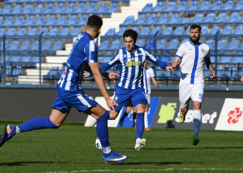 <p>Naderalan ambijent u najvećem crnogorskom derbiju, "varvari" sa zapada, iz blizine vrijeđali čelnlike kluba, na terenu zaslužena pobjeda Budućnosti protiv Sutjeske - 2:1</p>