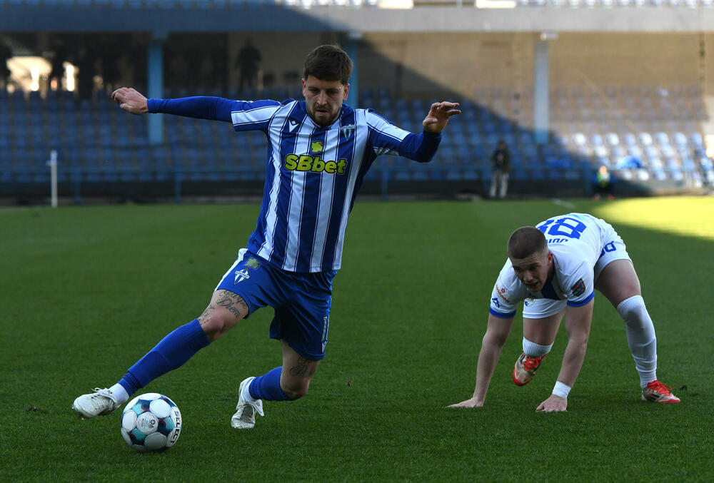 <p>Naderalan ambijent u najvećem crnogorskom derbiju, "varvari" sa zapada, iz blizine vrijeđali čelnlike kluba, na terenu zaslužena pobjeda Budućnosti protiv Sutjeske - 2:1</p>