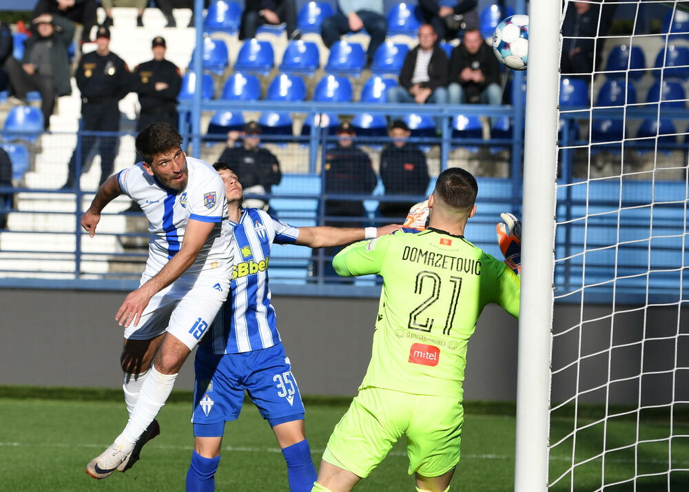 <p>Naderalan ambijent u najvećem crnogorskom derbiju, "varvari" sa zapada, iz blizine vrijeđali čelnlike kluba, na terenu zaslužena pobjeda Budućnosti protiv Sutjeske - 2:1</p>