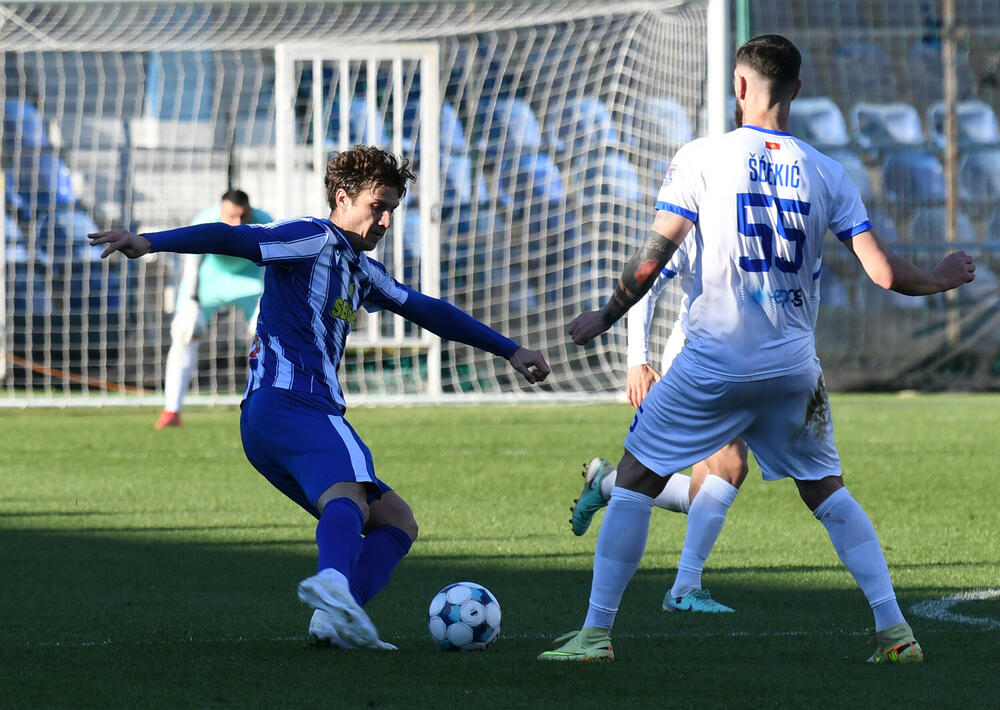 <p>Naderalan ambijent u najvećem crnogorskom derbiju, "varvari" sa zapada, iz blizine vrijeđali čelnlike kluba, na terenu zaslužena pobjeda Budućnosti protiv Sutjeske - 2:1</p>