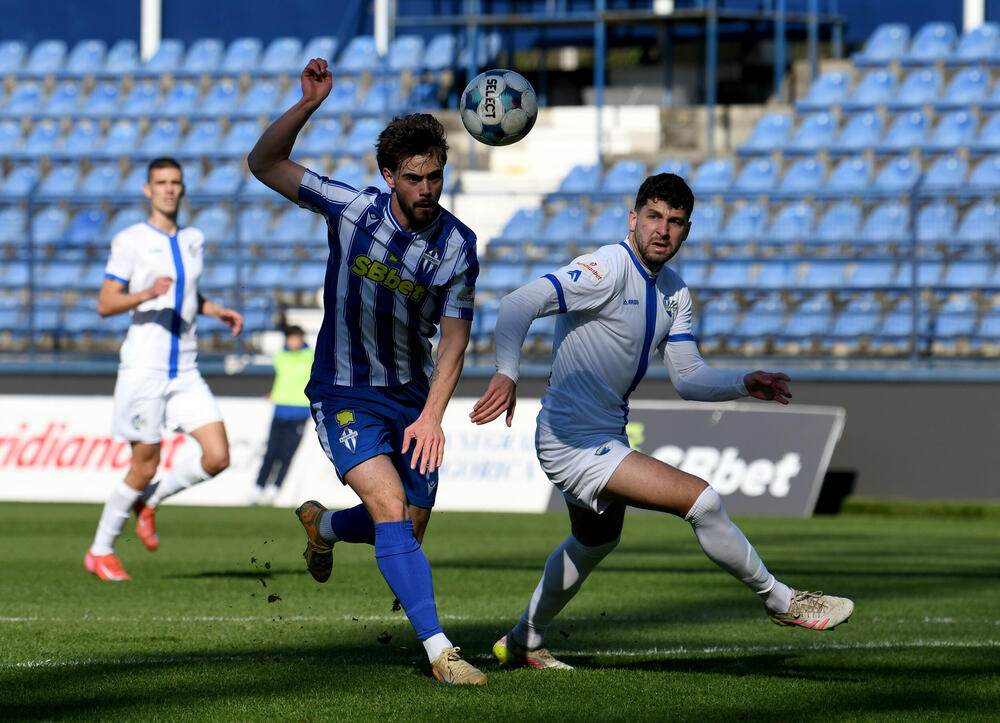 <p>Naderalan ambijent u najvećem crnogorskom derbiju, "varvari" sa zapada, iz blizine vrijeđali čelnlike kluba, na terenu zaslužena pobjeda Budućnosti protiv Sutjeske - 2:1</p>