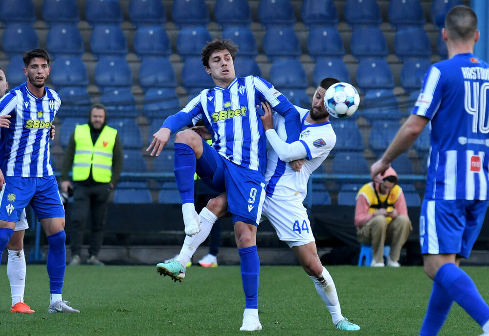 <p>Naderalan ambijent u najvećem crnogorskom derbiju, "varvari" sa zapada, iz blizine vrijeđali čelnlike kluba, na terenu zaslužena pobjeda Budućnosti protiv Sutjeske - 2:1</p>