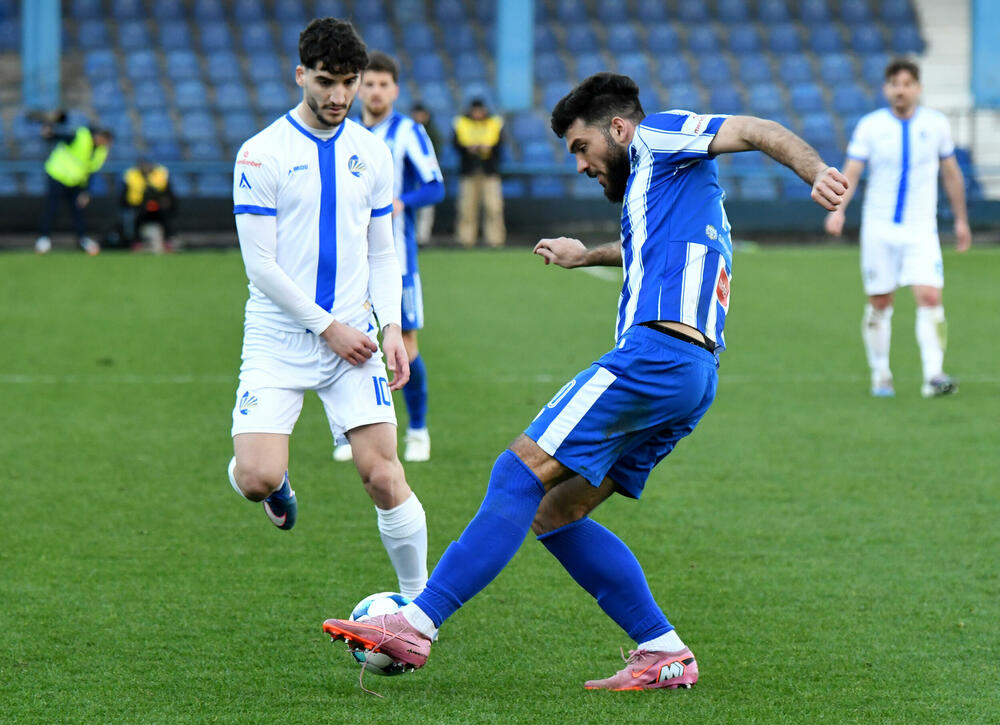 <p>Naderalan ambijent u najvećem crnogorskom derbiju, "varvari" sa zapada, iz blizine vrijeđali čelnlike kluba, na terenu zaslužena pobjeda Budućnosti protiv Sutjeske - 2:1</p>