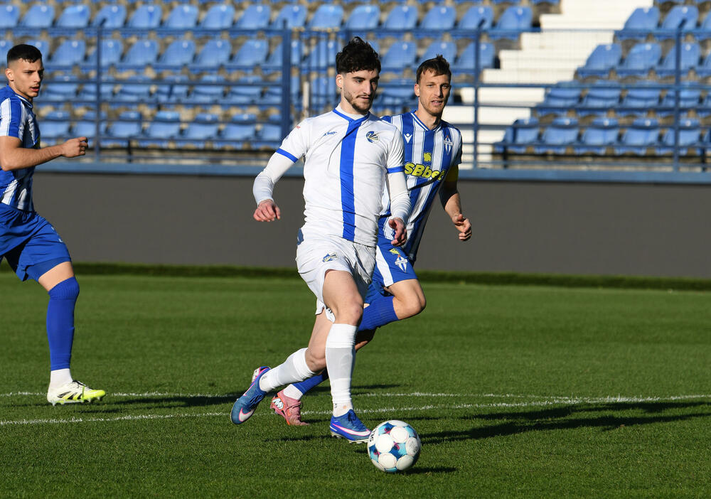 <p>Naderalan ambijent u najvećem crnogorskom derbiju, "varvari" sa zapada, iz blizine vrijeđali čelnlike kluba, na terenu zaslužena pobjeda Budućnosti protiv Sutjeske - 2:1</p>