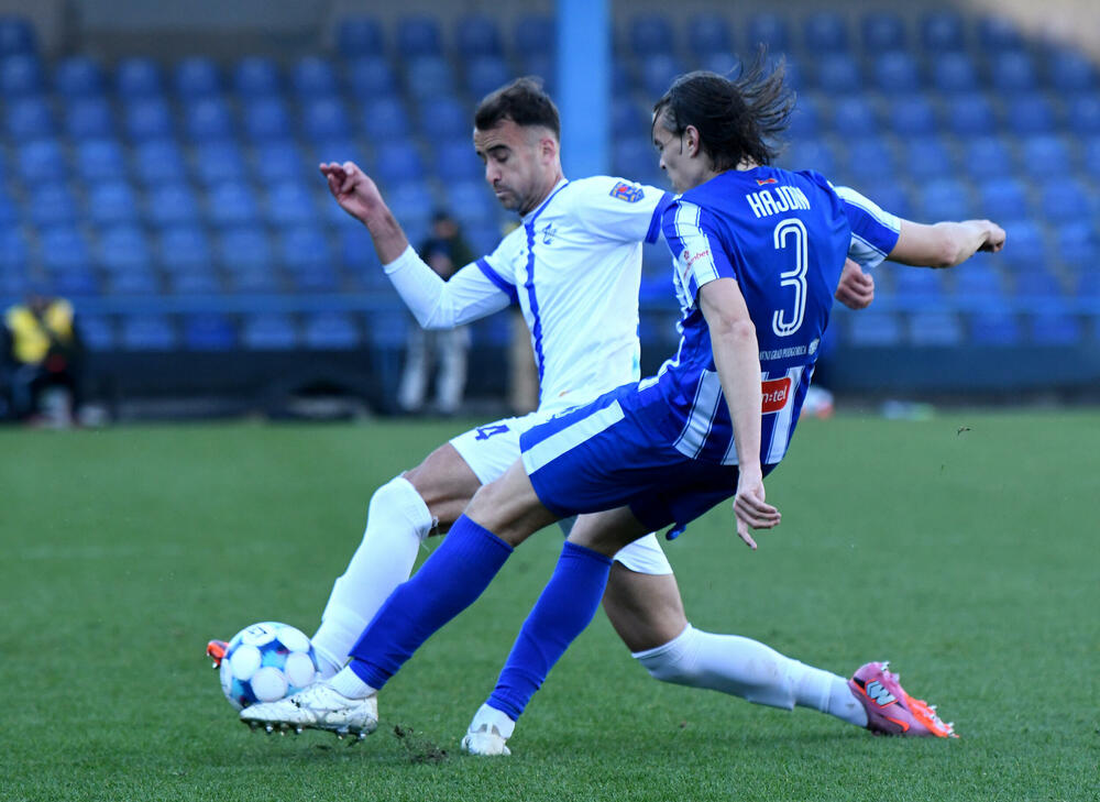 <p>Naderalan ambijent u najvećem crnogorskom derbiju, "varvari" sa zapada, iz blizine vrijeđali čelnlike kluba, na terenu zaslužena pobjeda Budućnosti protiv Sutjeske - 2:1</p>