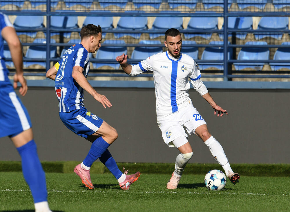 <p>Naderalan ambijent u najvećem crnogorskom derbiju, "varvari" sa zapada, iz blizine vrijeđali čelnlike kluba, na terenu zaslužena pobjeda Budućnosti protiv Sutjeske - 2:1</p>