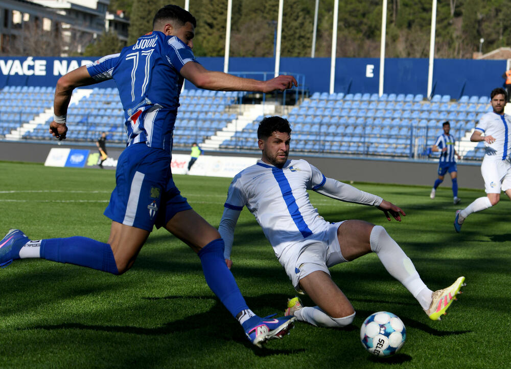 <p>Naderalan ambijent u najvećem crnogorskom derbiju, "varvari" sa zapada, iz blizine vrijeđali čelnlike kluba, na terenu zaslužena pobjeda Budućnosti protiv Sutjeske - 2:1</p>