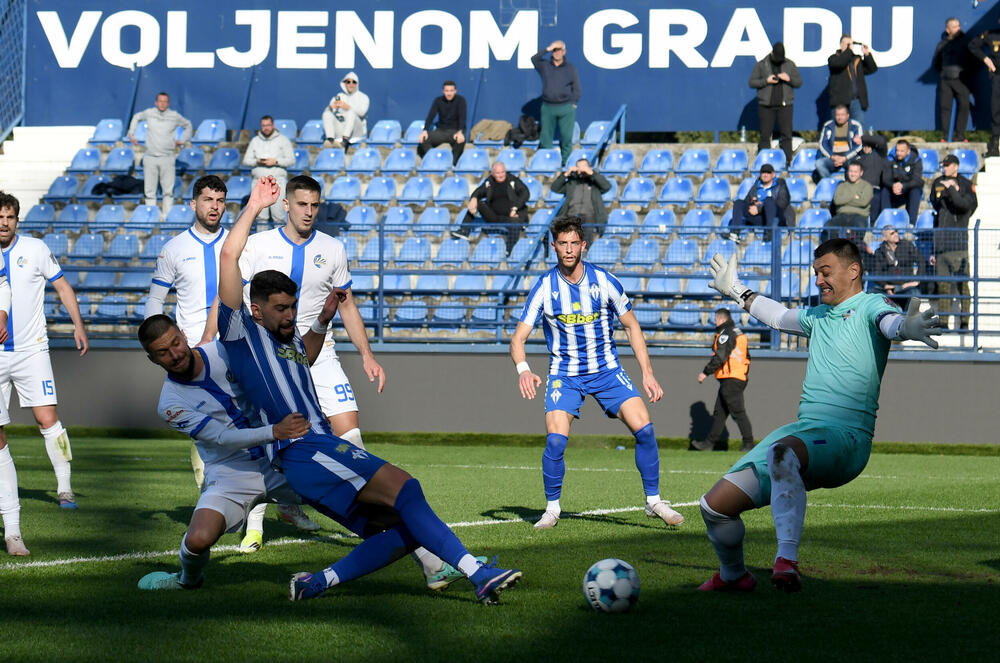 <p>Naderalan ambijent u najvećem crnogorskom derbiju, "varvari" sa zapada, iz blizine vrijeđali čelnlike kluba, na terenu zaslužena pobjeda Budućnosti protiv Sutjeske - 2:1</p>