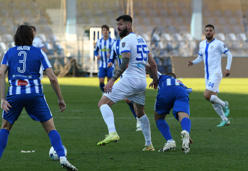 <p>Naderalan ambijent u najvećem crnogorskom derbiju, "varvari" sa zapada, iz blizine vrijeđali čelnlike kluba, na terenu zaslužena pobjeda Budućnosti protiv Sutjeske - 2:1</p>