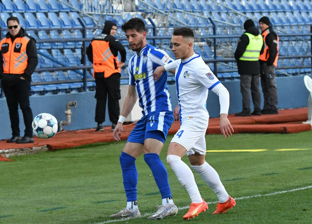 <p>Naderalan ambijent u najvećem crnogorskom derbiju, "varvari" sa zapada, iz blizine vrijeđali čelnlike kluba, na terenu zaslužena pobjeda Budućnosti protiv Sutjeske - 2:1</p>