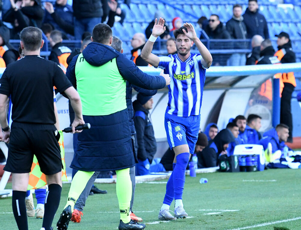 <p>Naderalan ambijent u najvećem crnogorskom derbiju, "varvari" sa zapada, iz blizine vrijeđali čelnlike kluba, na terenu zaslužena pobjeda Budućnosti protiv Sutjeske - 2:1</p>