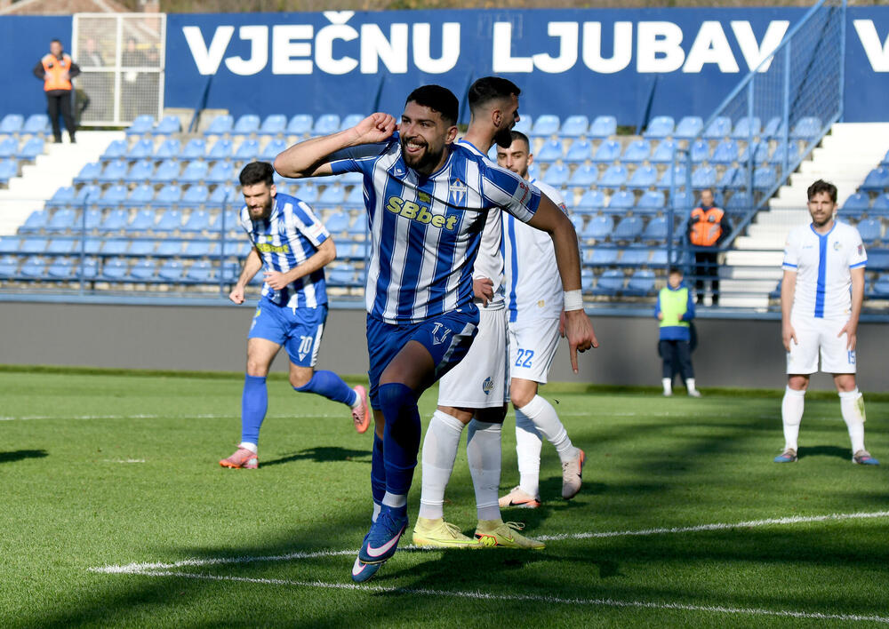 <p>Naderalan ambijent u najvećem crnogorskom derbiju, "varvari" sa zapada, iz blizine vrijeđali čelnlike kluba, na terenu zaslužena pobjeda Budućnosti protiv Sutjeske - 2:1</p>