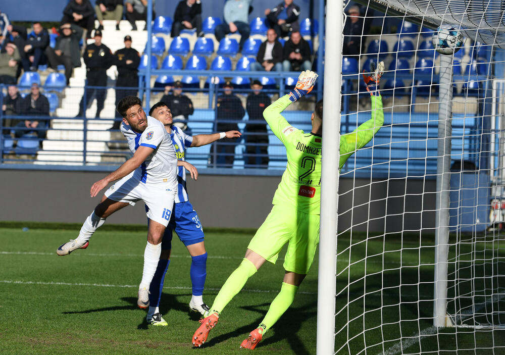 <p>Naderalan ambijent u najvećem crnogorskom derbiju, "varvari" sa zapada, iz blizine vrijeđali čelnlike kluba, na terenu zaslužena pobjeda Budućnosti protiv Sutjeske - 2:1</p>