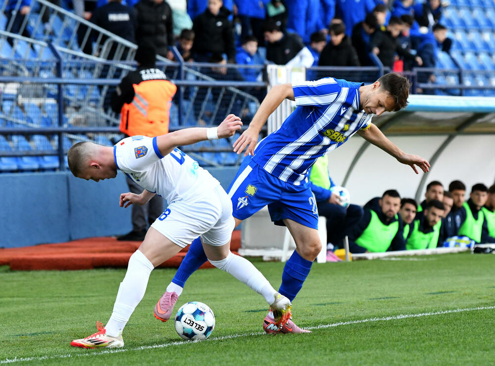 <p>Naderalan ambijent u najvećem crnogorskom derbiju, "varvari" sa zapada, iz blizine vrijeđali čelnlike kluba, na terenu zaslužena pobjeda Budućnosti protiv Sutjeske - 2:1</p>