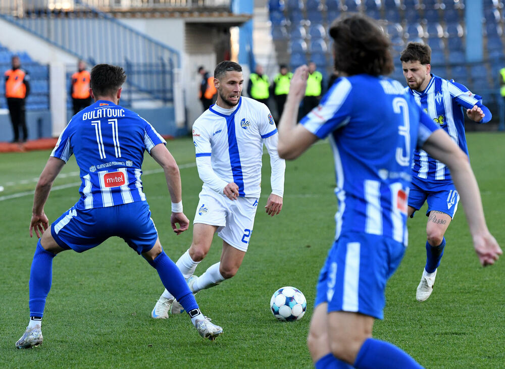 <p>Naderalan ambijent u najvećem crnogorskom derbiju, "varvari" sa zapada, iz blizine vrijeđali čelnlike kluba, na terenu zaslužena pobjeda Budućnosti protiv Sutjeske - 2:1</p>